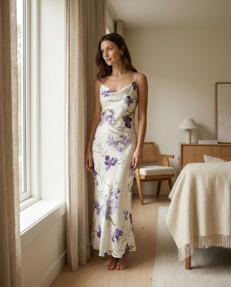 Lang kjole i 100 % morbærsilke – skråskåret med blomstret print til kvinder