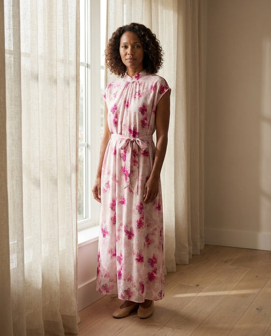 Robe Longue en Soie de Mûrier — Col Officier Ceinturée Fleurs de Cerisier Femme — portée de face | StudioSoie