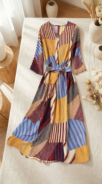 Robe Mi-Longue en Soie de Mûrier 100 % — Col V Ceinturée Imprimé Patchwork Femme — à plat sur lin | StudioSoie