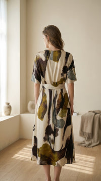 Robe midi en soie de mûrier col V ceinturée — vue de dos | StudioSoie