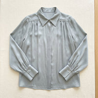 Chemise ample en soie de mûrier 19 momme – coloris Gris Bleuté – StudioSoie