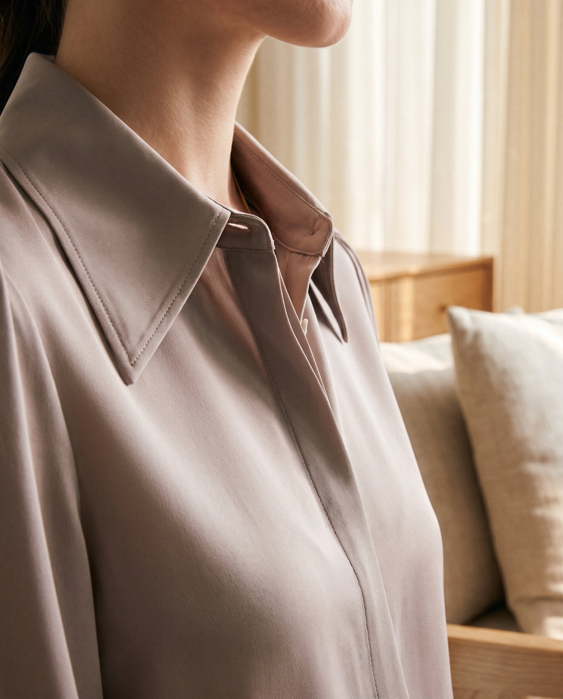 Chemise classique en soie de mûrier 19 momme – détail de la matière – StudioSoie