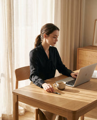 Chemisier lavallière en soie de mûrier noir porté au bureau – StudioSoie