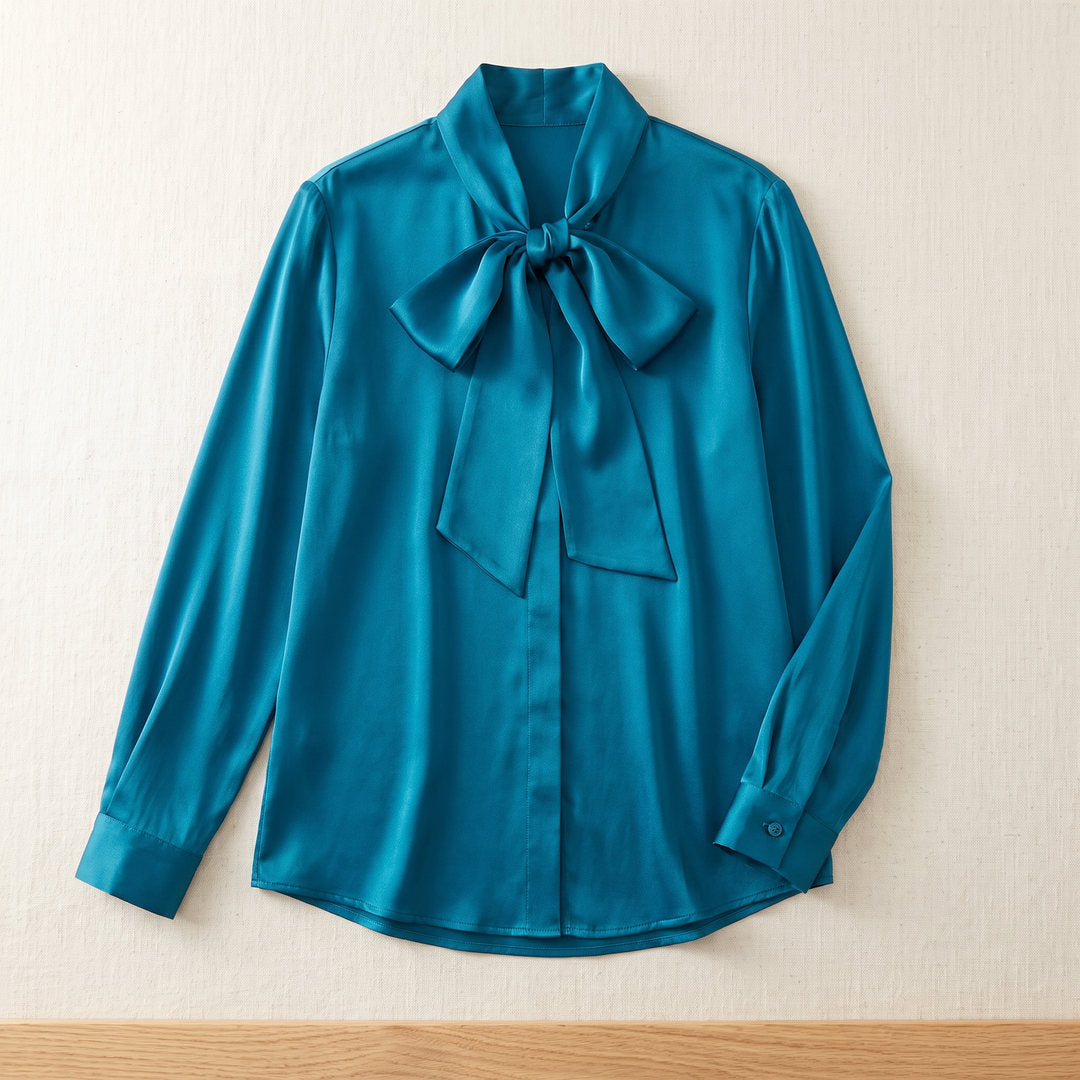 Chemisier lavallière en soie de mûrier – Bleu Paon