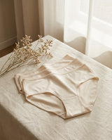 Lot de 3 culottes en soie de mûrier ivoire pliées sur lin crème - StudioSoie