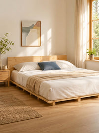 Lit en pin dans une chambre naturelle cosy
