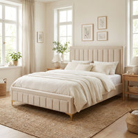 Lit double rembourré velours beige StudioSoie, chambre lumineuse
