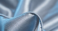 Détail du tissage satin glossy lustré - StudioSoie