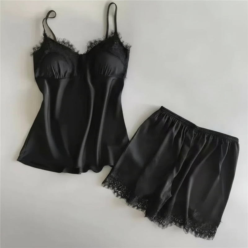 Pizama z dekoltem w koronkowej dentelu - Satyna