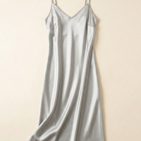 Robe caraco en soie de mûrier 21 momme gris clair - StudioSoie